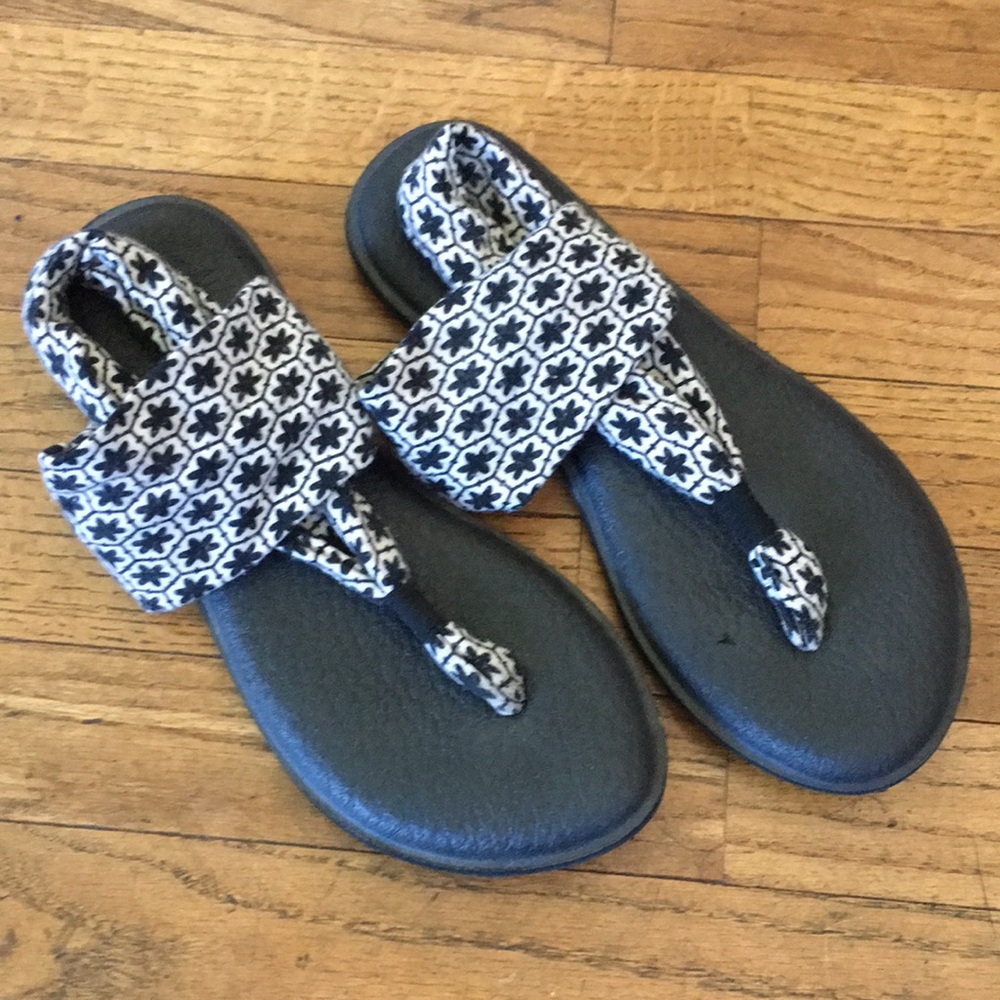 Sanuk yoga shoes size 8 GUC